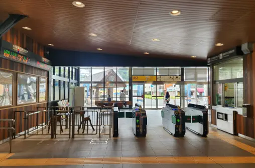 相模湖駅の改札口は一つです。改札を出て正面のガラス扉から外へ。 | イメージ画像