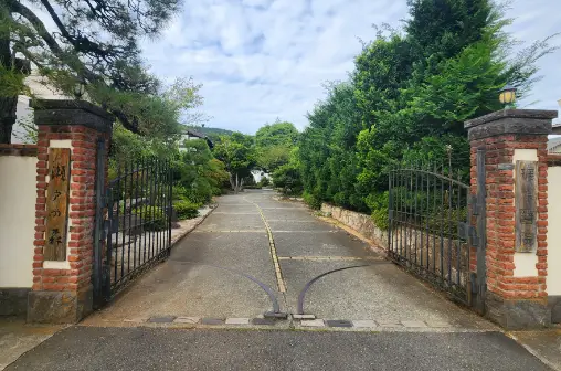 梶原医院の門を直進。お車の方も直進してください。 | イメージ画像