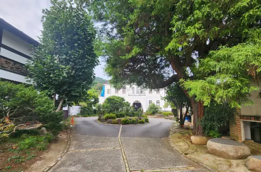 梶原医院は正面奥。右は駐車場、左は瀬戸の森通所リハビリテーションです 。 | イメージ画像