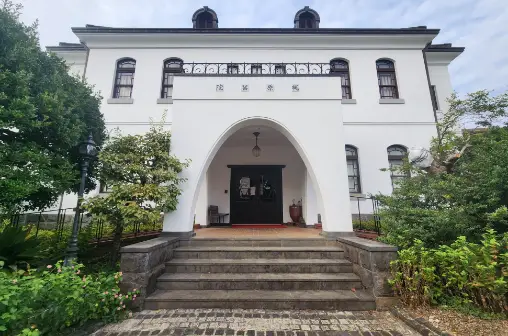 正面玄関のガラス扉を入り、すぐ左の受付にお越しください。 | イメージ画像