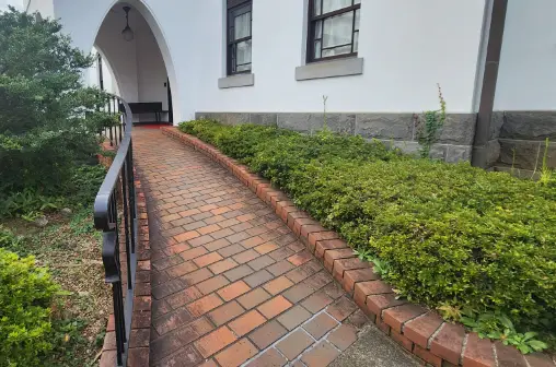 車いすの方は、正面玄関の左右どちらからもスロープをご利用いただけます。 | イメージ画像